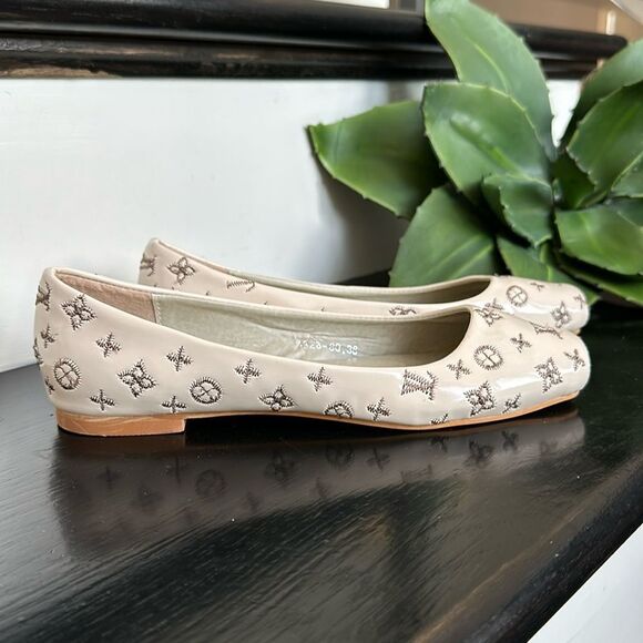 Shoes - $5 Christmas in July New slip-on cream women’s flats ballet neutral size 5.5